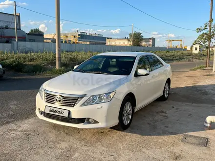 Toyota Camry 2014 года за 9 800 000 тг. в Атырау – фото 2