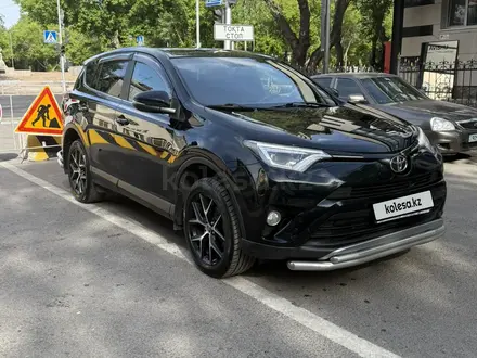 Toyota RAV4 2018 года за 11 300 000 тг. в Караганда – фото 2