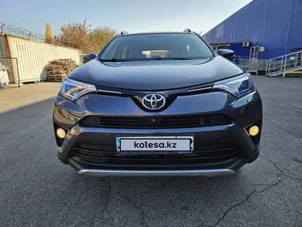 Toyota RAV4 2016 года за 13 400 000 тг. в Алматы – фото 2