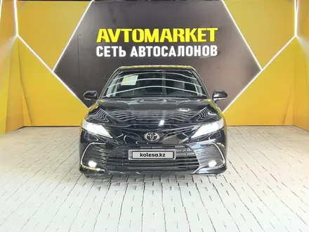 Toyota Camry 2023 года за 18 700 000 тг. в Актау – фото 2