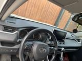 Toyota RAV4 2021 годаfor16 000 000 тг. в Атырау – фото 4