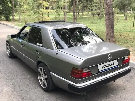 Mercedes-Benz E 220 1991 года за 2 050 000 тг. в Алматы – фото 12