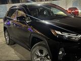 Toyota RAV4 2022 года за 15 500 000 тг. в Актобе – фото 3