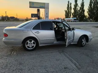 Mercedes-Benz E 240