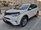 Toyota RAV4 2018 года за 15 500 000 тг. в Актау – фото 2