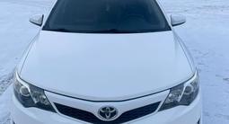 Toyota Camry 2014 годаүшін5 700 000 тг. в Актобе – фото 2