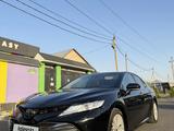 Toyota Camry 2020 года за 14 300 000 тг. в Тараз – фото 2