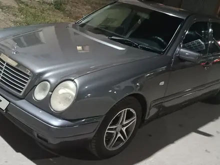 Mercedes-Benz E 240 1998 года за 2 000 000 тг. в Караганда – фото 2