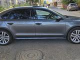 Volkswagen Passat 2018 года за 9 644 000 тг. в Атырау – фото 2