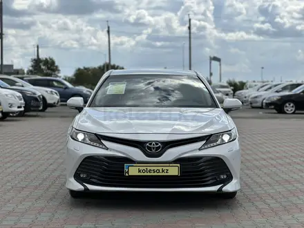 Toyota Camry 2019 года за 13 400 000 тг. в Актобе – фото 2