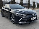 Toyota Camry 2021 года за 15 550 000 тг. в Алматы – фото 2