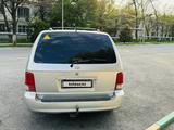 Kia Carnival 2001 года за 2 900 000 тг. в Шымкент – фото 4