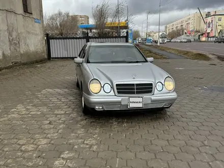 Mercedes-Benz E 230 1996 года за 2 600 000 тг. в Караганда – фото 2