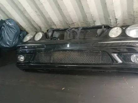 Передний бампер AMG e55 на mercedes w211 до рестайлинг за 300 000 тг. в Алматы – фото 3