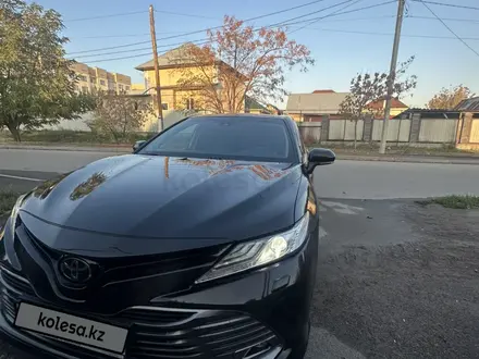 Toyota Camry 2018 года за 14 200 000 тг. в Алматы – фото 10