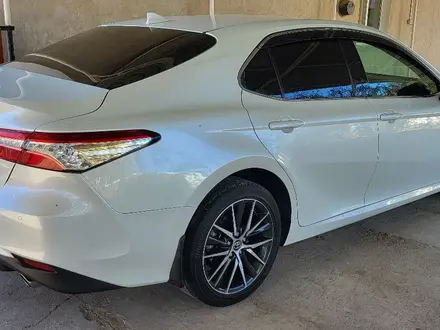 Toyota Camry 2021 года за 16 500 000 тг. в Шиели – фото 4