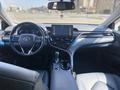 Toyota Camry 2021 года за 14 300 000 тг. в Астана – фото 2