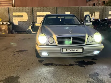 Mercedes-Benz E 320 1999 года за 4 000 000 тг. в Тараз – фото 2