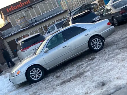 Toyota Camry 2000 года за 3 800 000 тг. в Алматы – фото 2