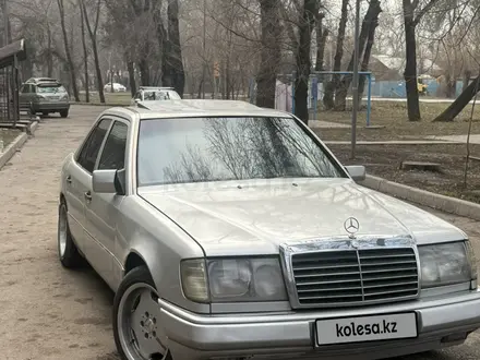 Mercedes-Benz E 220 1991 года за 2 450 000 тг. в Алматы – фото 2