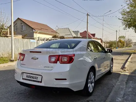 Chevrolet Malibu 2014 года за 7 800 000 тг. в Шымкент – фото 2