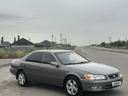 Toyota Camry 2000 года за 3 200 000 тг. в Алматы – фото 2