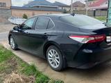 Toyota Camry 2021 года за 14 800 000 тг. в Шымкент – фото 3