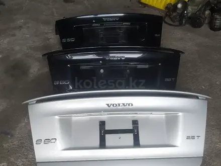 Крышка багажника Volvo s60 за 15 000 тг. в Алматы