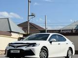 Toyota Camry 2022 года за 13 200 000 тг. в Шымкент – фото 2