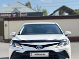 Toyota Camry 2022 года за 13 200 000 тг. в Шымкент – фото 3