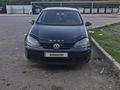 Volkswagen Golf 2004 годаүшін2 100 000 тг. в Караганда