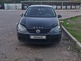 Volkswagen Golf 2004 годаүшін2 100 000 тг. в Караганда