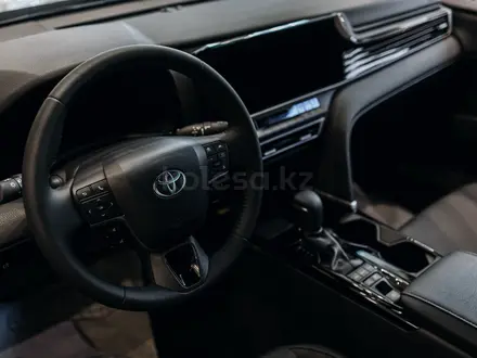 Toyota Camry Luxe 2025 года за 26 190 000 тг. в Астана – фото 6