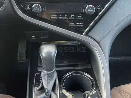 Toyota Camry 2019 года за 13 700 000 тг. в Атырау – фото 8