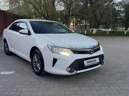 Toyota Camry 2015 года за 10 600 888 тг. в Актобе