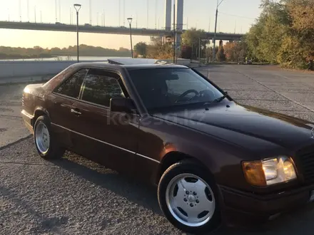 Mercedes-Benz E 200 1992 года за 3 000 000 тг. в Семей