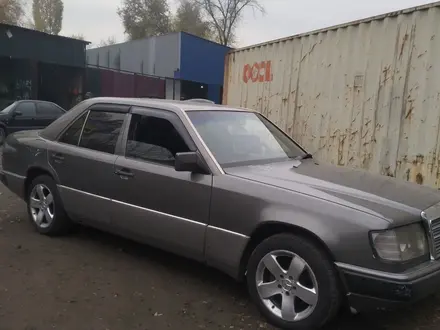 Mercedes-Benz E 230 1992 года за 1 700 000 тг. в Алматы