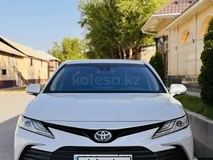 Toyota Camry 2023 года за 20 500 000 тг. в Шымкент