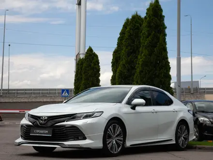 Toyota Camry 2019 года за 13 890 000 тг. в Алматы – фото 2