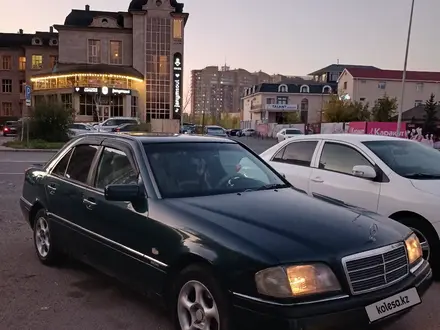 Mercedes-Benz C 180 1995 года за 2 200 000 тг. в Астана – фото 2