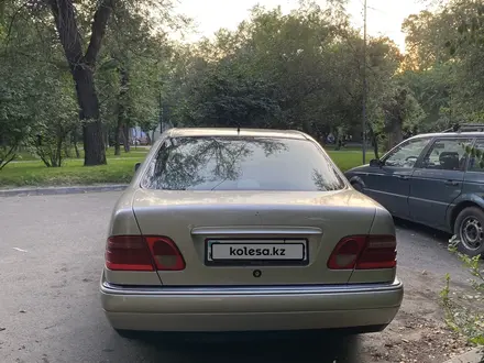 Mercedes-Benz E 320 1998 года за 2 650 000 тг. в Алматы – фото 4