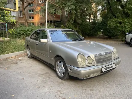 Mercedes-Benz E 320 1998 года за 2 650 000 тг. в Алматы – фото 3