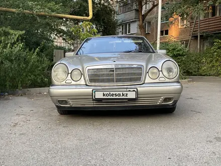 Mercedes-Benz E 320 1998 года за 2 650 000 тг. в Алматы – фото 2