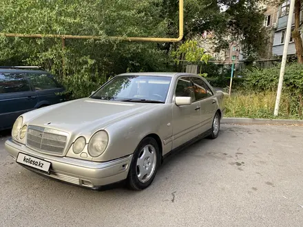 Mercedes-Benz E 320 1998 года за 2 650 000 тг. в Алматы