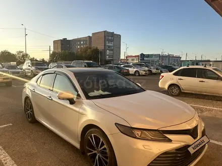Toyota Camry 2019 года за 14 900 000 тг. в Астана