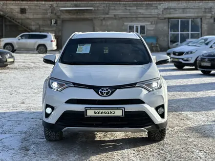 Toyota RAV4 2017 года за 12 500 000 тг. в Актобе – фото 2