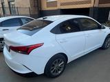 Hyundai Accent 2021 года за 6 500 000 тг. в Кокшетау – фото 2