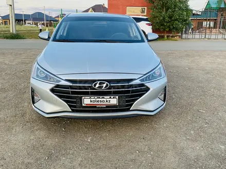 Hyundai Elantra 2018 года за 5 250 000 тг. в Уральск – фото 2