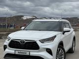 Toyota Highlander 2023 года за 31 000 000 тг. в Усть-Каменогорск – фото 2