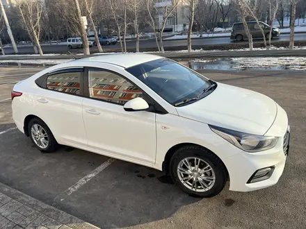 Hyundai Accent 2018 года за 7 390 000 тг. в Астана – фото 2